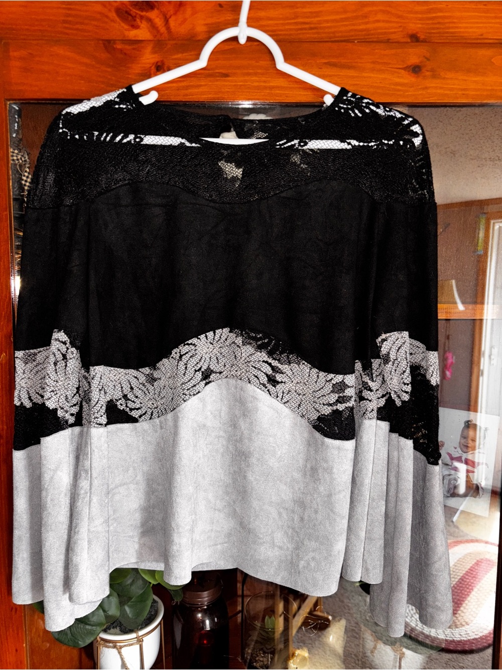 Alberto Makali Black & Gray Lace-Trim Colorblock Pullover